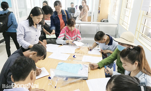 Người lao động đến làm thủ tục hưởng bảo hiểm xã hội một lần tại Bảo hiểm xã hội tỉnh. Ảnh: P.Liễu