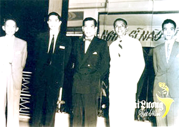 Nhà báo Trần Tấn Quốc (giữa) cùng các đồng nghiệp tại đêm phát Giải Thanh Tâm năm 1959
