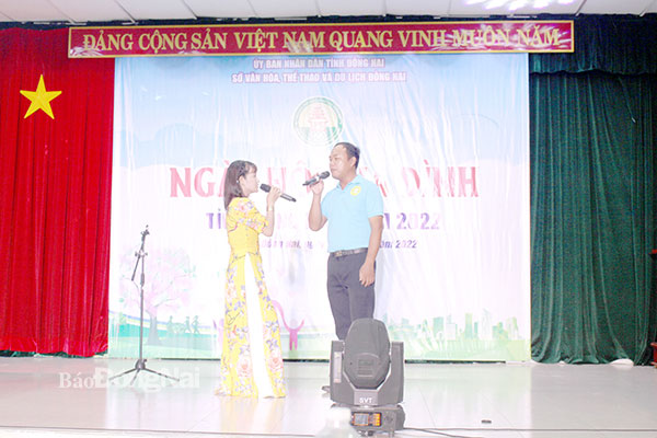 Vợ chồng chị Lê Thị Bảy, Công ty TNHH Changshin Việt Nam (H.Vĩnh Cửu) tham gia biểu diễn văn nghệ tại Ngày hội Gia đình tỉnh Đồng Nai năm 2022. Ảnh: Thảo Lâm