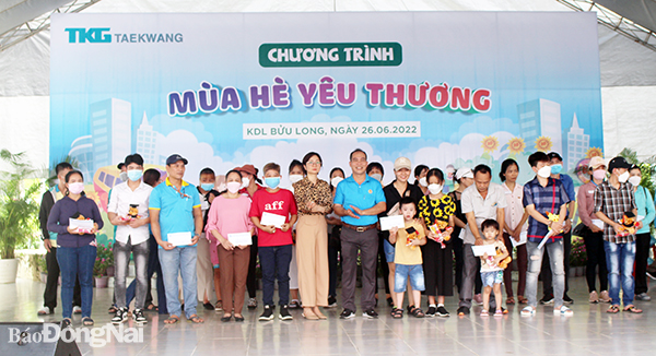 Công đoàn cơ sở Công ty CP TKG TaeKwang Vina (TP.Biên Hòa) tặng quà gia đình công nhân có hoàn cảnh khó khăn
