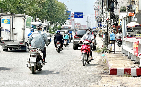 Một người đi xe máy ngược chiều trên cầu Đồng Khởi (P.Tân Phong, TP.Biên Hòa) giữa dòng xe đông đúc