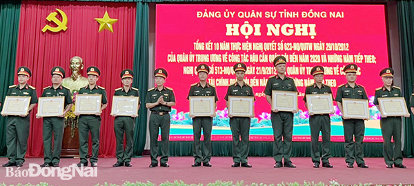 Đại tá Nguyễn Văn Dũng, Phó chỉ huy trưởng Bộ Chỉ huy quân sự tỉnh khen thưởng cá nhân có thành tích xuất sắc