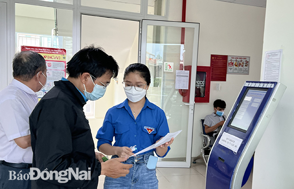 Đoàn viên tại Trung tâm Hành chính công tỉnh hướng dân cho người dân đến giải quyết thủ tục hành chính