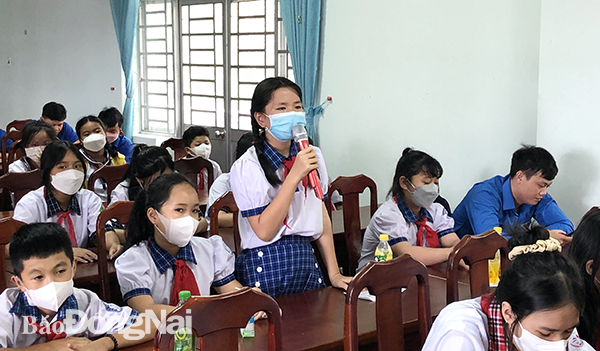Các em thiếu nhi trao đổi ý kiến tại diễn đàn (Ảnh: CTV)