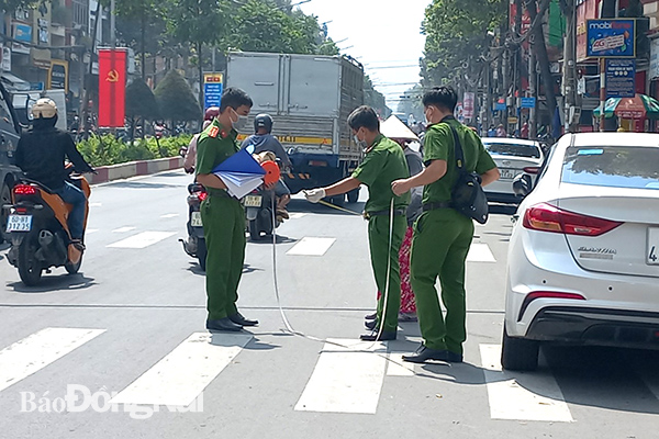 Công an khám nghiệm hiện trường nơi phát hiện vụ việc.