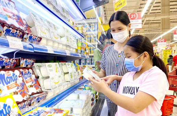 Người tiêu dùng chọn mua các sản phẩm sữa, sữa chua của Việt Nam tại một siêu thị ở TP.Biên Hòa. Ảnh: L.Phương