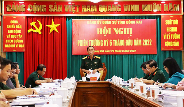 Đại tá Huỳnh Thanh Liêm, Phó bí thư thường trực Đảng ủy, Chính ủy Bộ Chỉ huy quân sự tỉnh phát biểu kết luận hội nghị