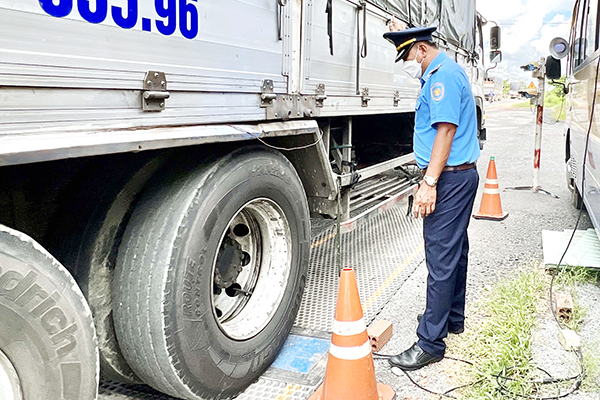 Cũng trên quốc lộ 1 (đoạn qua H.Xuân Lộc), Trạm cân lưu động của Thanh tra giao thông (Sở GT-VT) hoạt động liên tục nhằm phát hiện, xử lý ngay các xe chở quá tải lưu thông tại cửa ngõ vào Đồng Nai