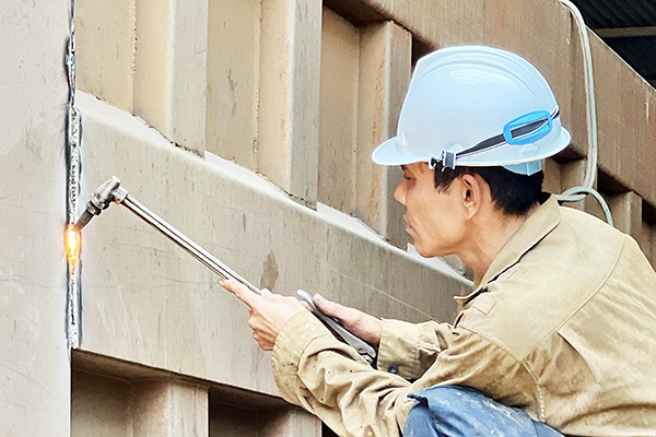 Một xe cơi nới thùng kiên cố di chuyển trên tuyến đường chuyên dùng vào mỏ đá Tân Cang bị lực lượng chức năng yêu cầu “cắt ngọn”