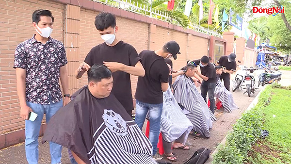 Niềm vui từ hoạt động cắt tóc miễn phí
