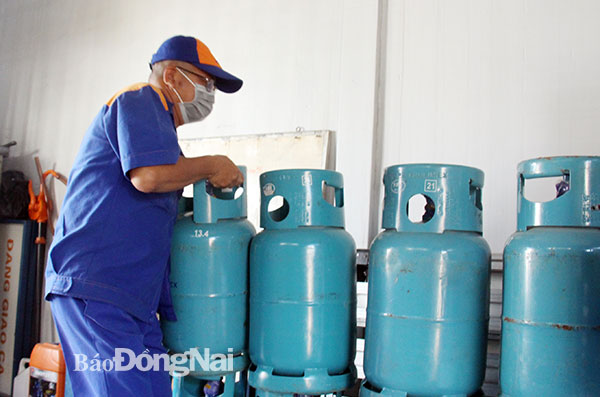 Giá gas bán lẻ tiếp tục giảm từ đầu tháng 7-2022. Ảnh: Lam Phương