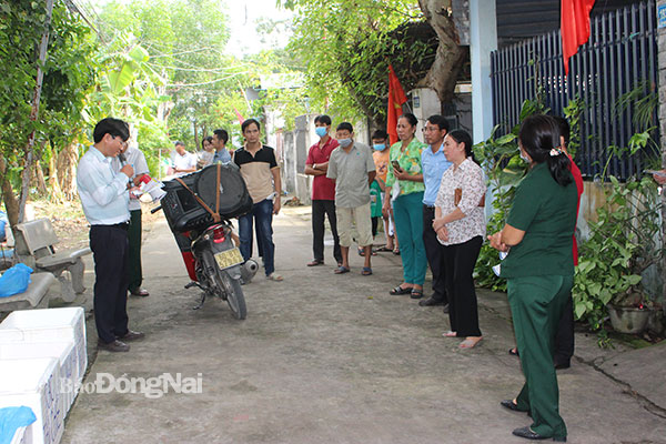 Lãnh đạo P.Phước Tân tuyên truyền, hướng dẫn người dân KP.Hương Phước phân loại rác thải. Ảnh: Hoàng Lộc