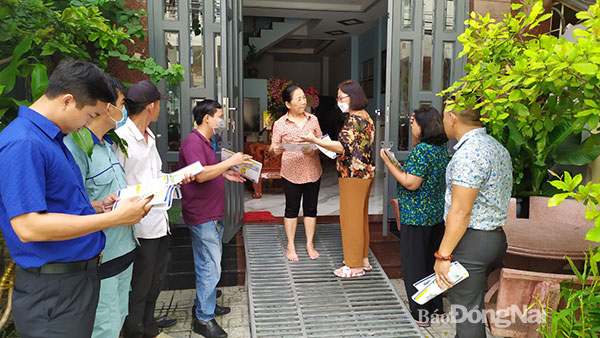 Phường Tam Hòa tổ chức phát tờ rơi cho người dân. Ảnh: CTV