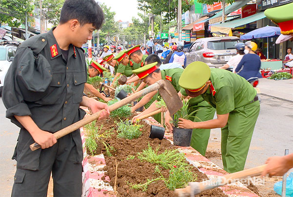 Hoạt động trồng cây xanh tại phường Tân Phong. Ảnh: Khánh Lộc