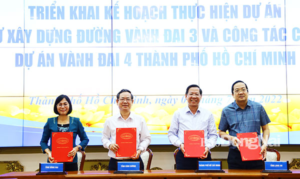 Lãnh đạo 4 địa phương ký kết quy chế, kế hoạch triển khai dự án Đường Vành đai 3-TP.HCM. Ảnh:TTBC