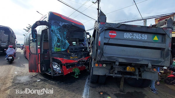 Hiện trường vụ tai nạn liên hoàn trên quốc lộ 1 (TT.Dầu Giây, H.Thống Nhất) sáng 3-7. Ảnh: Tiến Thụ