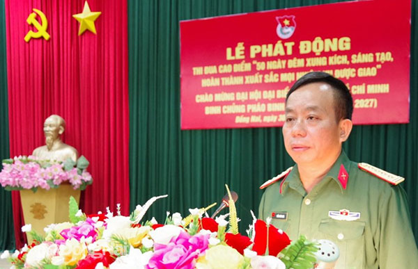 Đại tá Trần Hoài Nam, Bí thư Đảng ủy, Chính ủy lữ đoàn 96 phát biểu tại buổi lễ phát động đợt thi đua cao điểm