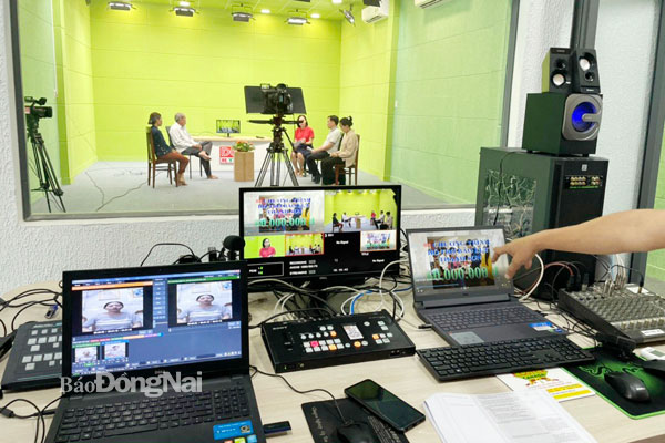 Công tác chuẩn bị trước khi phát sóng trực tiếp một buổi tọa đàm trên Facebook của Trung tâm Văn hóa - thông tin và thể thao H.Định Quán. Ảnh: Hải Quân
