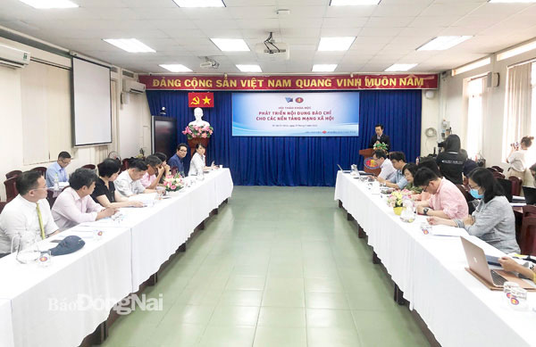 Hội thảo khoa học Phát triển nội dung báo chí cho các nền tảng mạng xã hội do Trường đại học Khoa học xã hội và nhân văn (Đại học Quốc gia TP.HCM) tổ chức vào cuối tháng 6-2022. Ảnh: Hải Quân