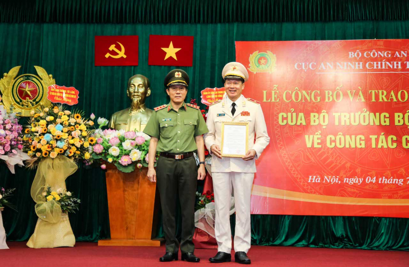 Thứ trưởng Lương Tam Quang trao quyết định, tặng hoa chúc mừng Thiếu tướng Vũ Hồng Văn, tân Cục trưởng Cục An ninh chính trị nội bộ