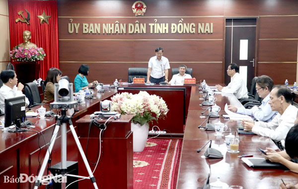 Chủ tịch UBND tỉnh Cao Tiến Dũng phát biểu tại hội nghị trực tuyến. Ảnh: H.Giang