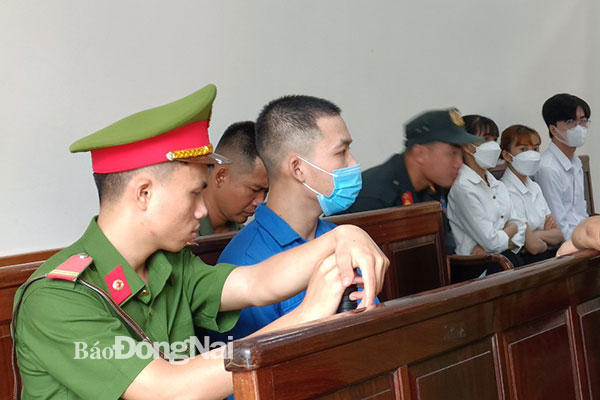 Bị cáo Nguyễn Hoàng Tuấn (ở giữa mặc áo xanh) tại phiên tòa xét xử. Ảnh: Tố Tâm