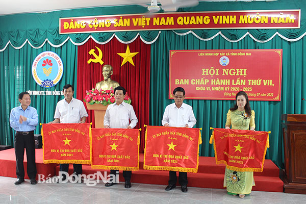 UBND tỉnh tặng cờ thi đua xuất sắc cho 4 tập thể có thành tích xuất sắc trong năm 2021