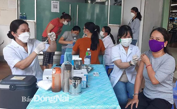 Công nhân làm việc tại các doanh nghiệp trên địa bàn TP.Long Khánh tiêm vaccine phòng dịch Covid-19 mũi 3 và 4 (ảnh: CĐ)