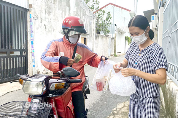 Giá xăng cao kỷ lục đẩy phí vận chuyển tăng. Điều này khiến cho nhiều dịch vụ giao hàng (ship), vận chuyển buộc phải tăng giá cước. Phí giao hàng của nhiều đơn vị vận chuyển tăng mạnh khiến cả người kinh doanh và người mua hàng gặp khó. Ảnh: Hải Hà