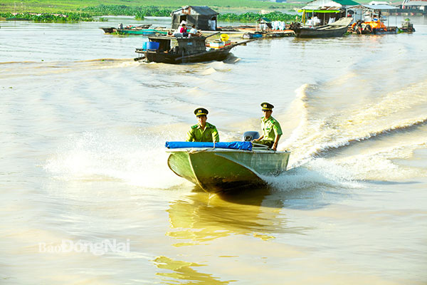 Lực lượng kiểm lâm làm nhiệm vụ tuần tra trên hồ Trị An. Ảnh: Thành Nhân