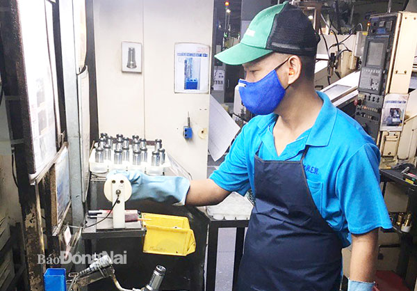 Công nhân Công ty TNHH New Việt Nam làm việc tại nhà máy. Ảnh: Phương Liễu