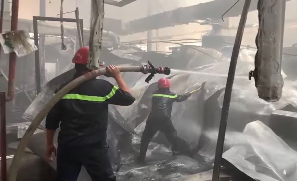 Lực lượng Cảnh sát phòng cháy, chữa cháy tham gia chữa cháy tại hiện trường . Ảnh: CTV.