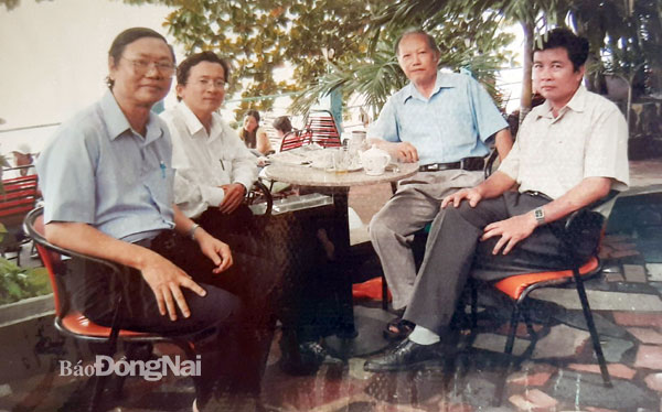Tại quán cà phê Cây Bàng (P.Quyết thắng, TP.Biên Hòa) năm 2006. Từ trái qua: Nhà văn Khôi Vũ, nhà thơ Trần Ngọc Tuấn, nhà thơ Vân Long, nhà thơ Đàm Chu Văn