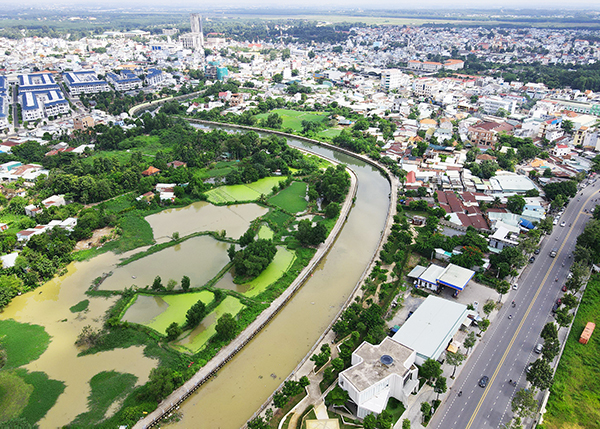 Suối Săn Máu đã được nạo vét và xây dựng tuyến kè, đường dọc hai bên bờ suối