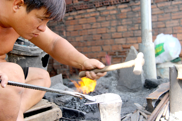 Để có sản phẩm đạt chất lượng, đòi hỏi người thợ rèn phải tỉ mỉ trong từng công đoạn