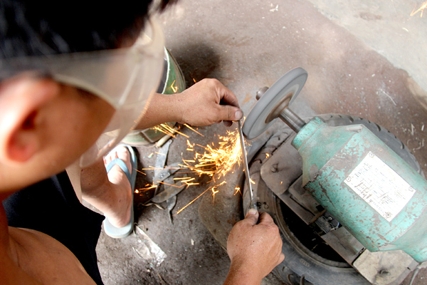 Sau khi trui, đập thành hình các vật dụng, thợ rèn tiếp tục dùng máy mài nhẵn sản phẩm