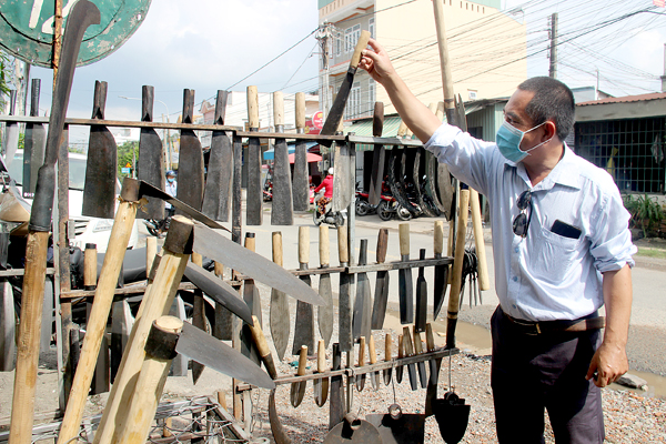 Hằng ngày, vẫn có nhiều người tìm mua sản phẩm thủ công từ Lò rèn 12