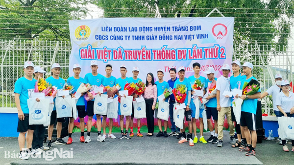 Đại diện Công đoàn và công ty trao giải cho các vận động viên đoạt giải