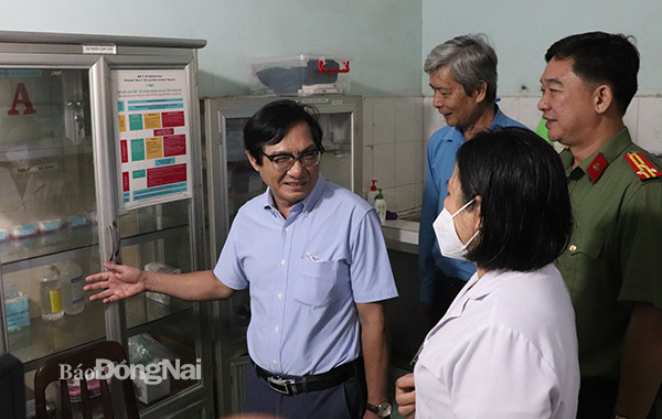 Phó chủ tịch UBND tỉnh Nguyễn Sơn Hùng khảo sát thực tế tại Trạm y tế xã Phước Thiền. Ảnh: Hải Yến