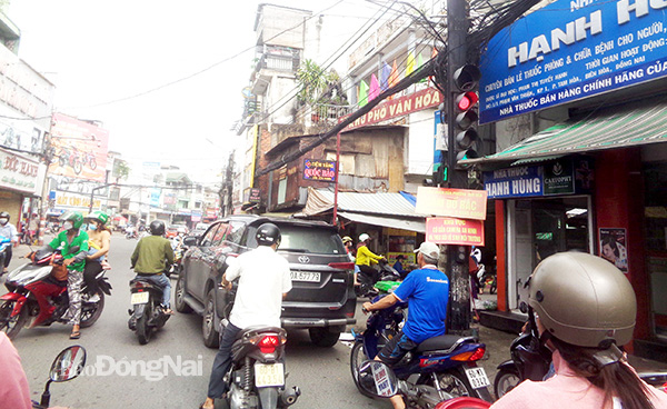 Ngang nhiên vượt đèn đỏ