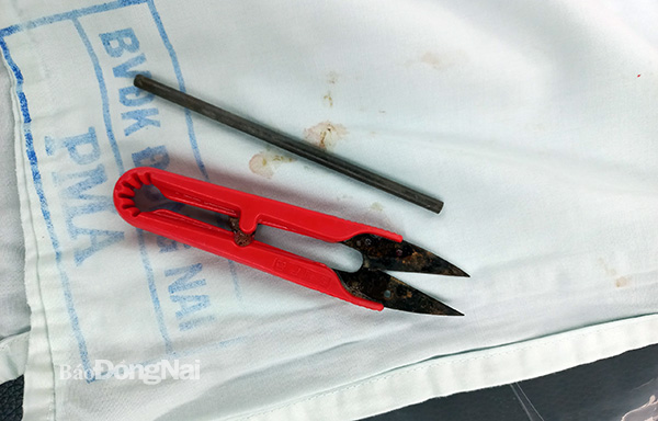 Gắp kéo cắt chỉ sắc nhọn và thanh sắt trong bụng bệnh nhân