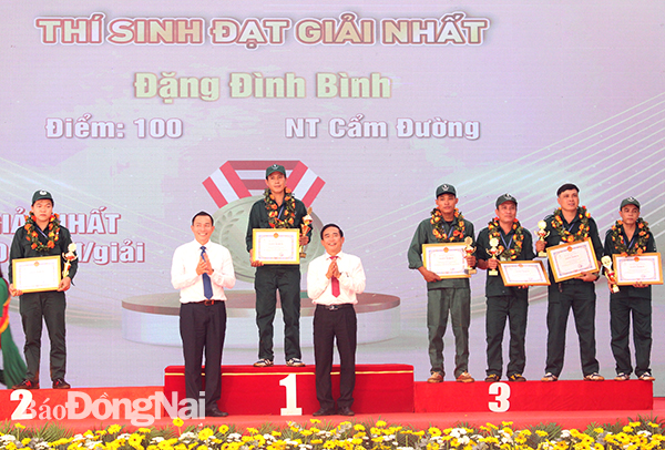 Lãnh đạo Tập đoàn cao su Việt Nam và Tổng công ty cao su Đồng Nai trao thưởng cho các thí sinh đoạt giải