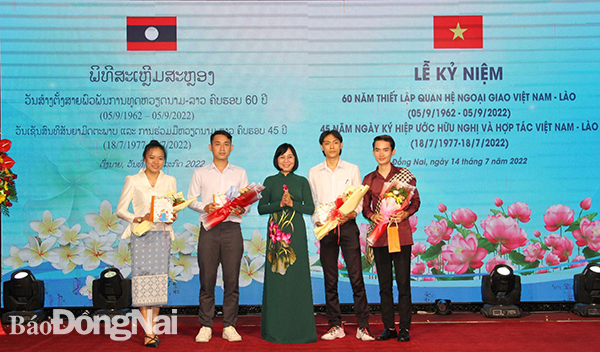 Phó chủ tịch UBND tỉnh Nguyễn Thị Hoàng tặng quà cho sinh viên Lào đang theo học tại Đồng Nai. 