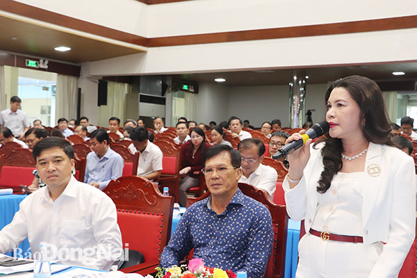 Bà Đặng Thị Kim Oanh, Chủ tịch HĐQT, Tổng giám đốc Công ty CP Tập đoàn địa ốc Kim Oanh phát biểu tại hội nghị.