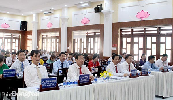 Phó Chủ tịch UBND tỉnh Võ Văn Phi tham dự kỳ họp thường lệ giữa năm HĐND H.Vĩnh Cửu. Ảnh: Hồ Thảo