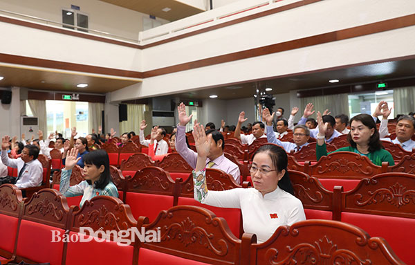 Các đại biểu HĐND tỉnh biểu quyết thông qua Nghị quyết quy định mức chuẩn trợ giúp xã hội, mức trợ giúp xã hội và đối tượng khó khăn hưởng chính sách trợ giúp xã hội trên địa bàn tỉnh Đồng Nai. Ảnh: Hồ Thảo