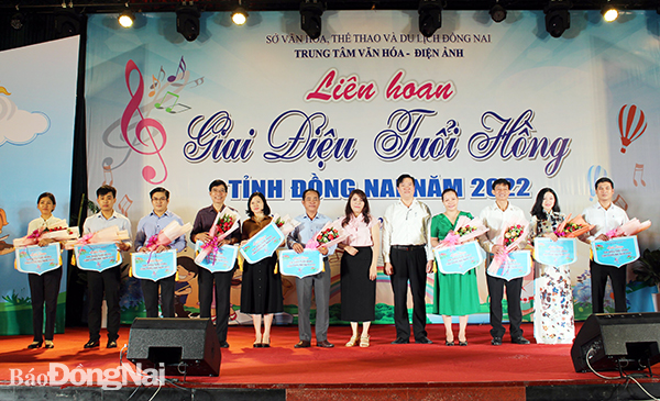 Ban tổ chức trao cờ lưu niệm cho các đơn vị tham gia Liên hoan Giai điệu tuổi hồng tỉnh Đồng Nai năm 2022