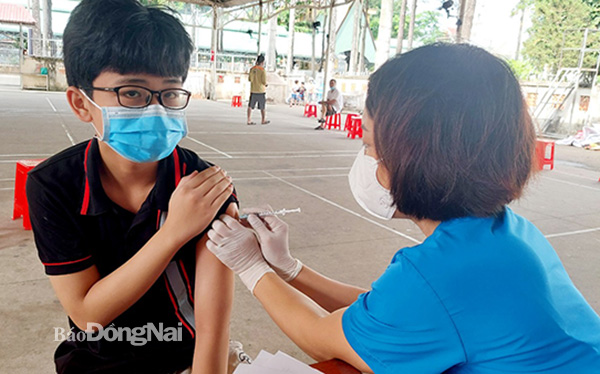 Tiêm vaccine phòng Covid-19 cho người dân trong tỉnh. Ảnh: Hạnh Dung