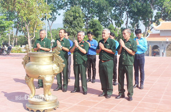 Các cựu chiến binh trên địa bàn H.Xuân Lộc thăm Đền thờ liệt sĩ huyện. Ảnh: Ly Na