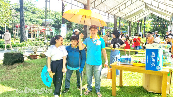 Cặp vợ chồng khuyết tật Trương Ánh Tuyết và Nguyễn Tấn Phước cùng con tham gia chương trình Mùa hè yêu thương do Công đoàn Công ty CP TKG Taekwang Vina tổ chức. Ảnh: Lan Mai